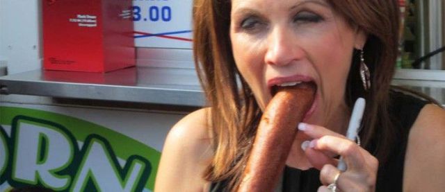 photos-interdites-facebook (Cette image de Michele Bachman en traind de manger un simple hot dog a elle aussi été bloquée.)