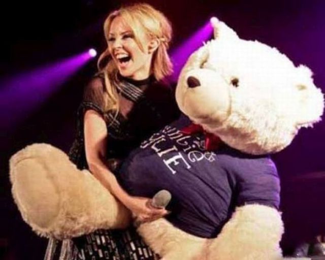 photos-interdites-facebook (Kylie Minogue avec un micro à la main, en compagnie d'un énorme ours en peluche. Et oui, cette innocente image a été interdite...)