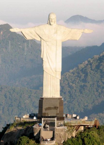 Un homme sur la statue de Rio de Janeiro - 1