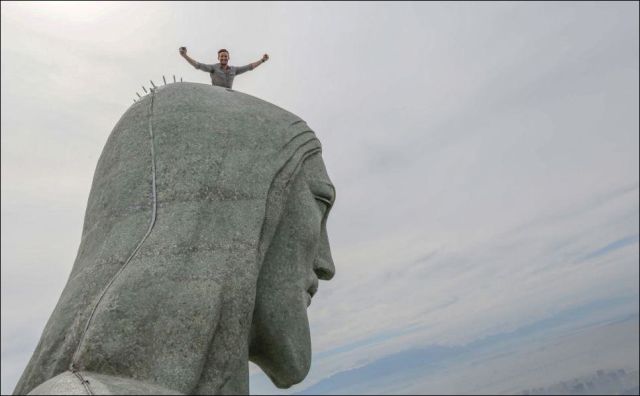 Un homme sur la statue de Rio de Janeiro - 2