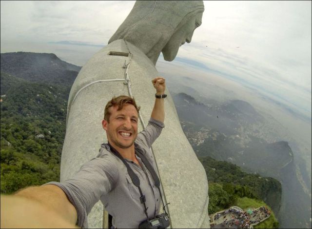Un homme sur la statue de Rio de Janeiro - 4