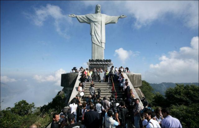 Un homme sur la statue de Rio de Janeiro - 5