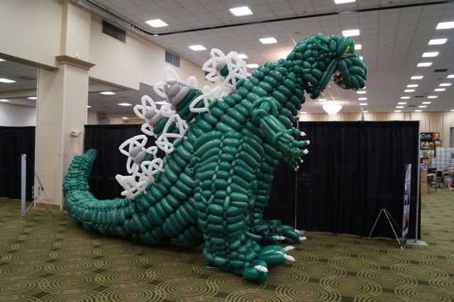 Rplique de godzilla en ballons - 1