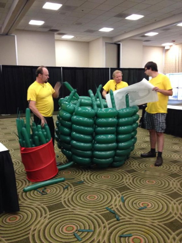 Rplique de godzilla en ballons - 13