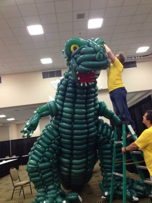 Rplique de godzilla en ballons - 16