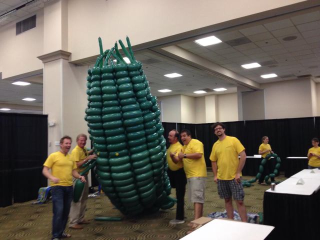 Rplique de godzilla en ballons - 4