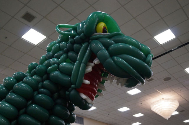 Rplique de godzilla en ballons - 6