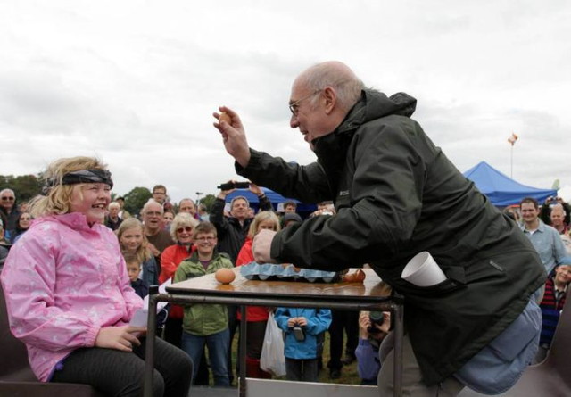 Concours de lancer d'oeufs - 2