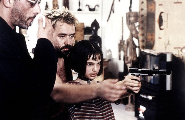 coulisses films cultes (Luc Besson apprend  Natalie Portman (12 ans) comment tenir un flingue pour le film Lon)