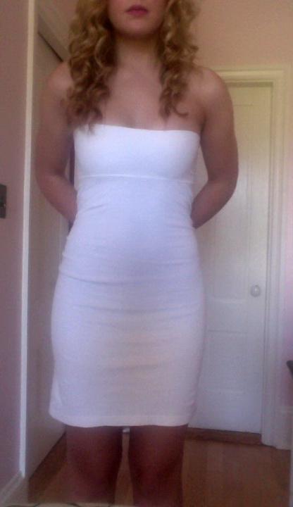 Fille qui porte une robe sexy - 2