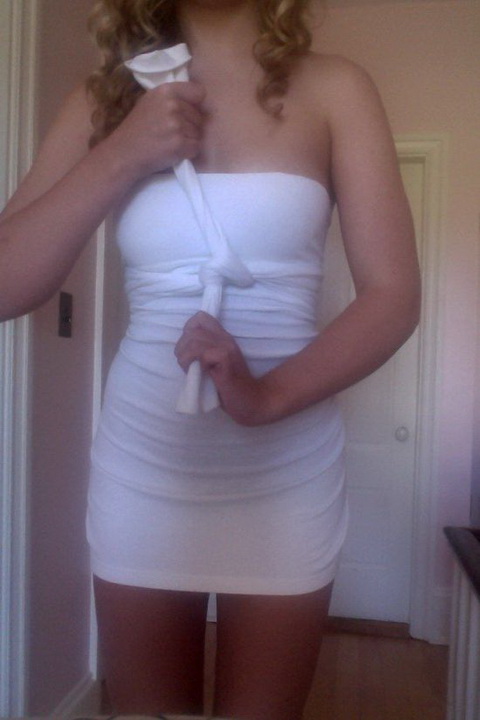 Fille qui porte une robe sexy - 5