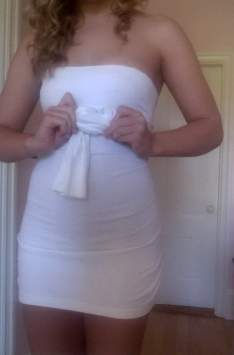 Fille qui porte une robe sexy - 6