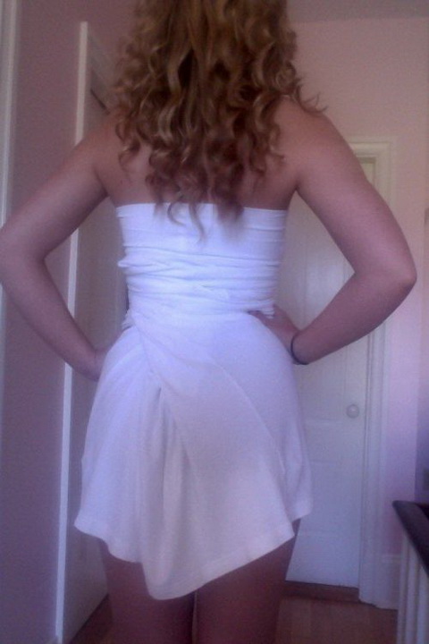 Fille qui porte une robe sexy - 7