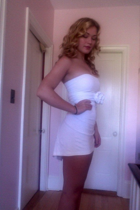 Fille qui porte une robe sexy - 8