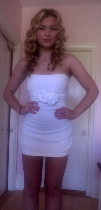 Fille qui porte une robe sexy - 9