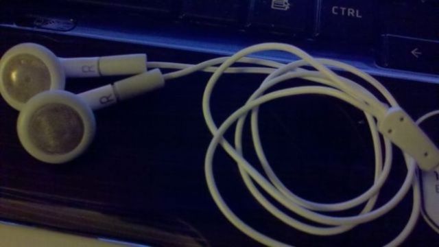 Objets rats (Deux couteurs pour 2 oreilles droites. Fallait y penser !)