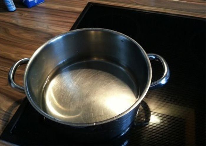 Fabriquer la drogue de Heisenberg (Premirement, mettre 500ml d'au dans une grande casserole, mettre sur le feu)