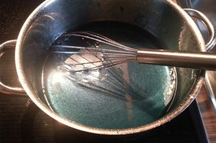 Fabriquer la drogue de Heisenberg (Rajouter quelques goutte de colorant alimentaire bleu)
