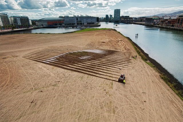 Grand tableau sur le sol - 1