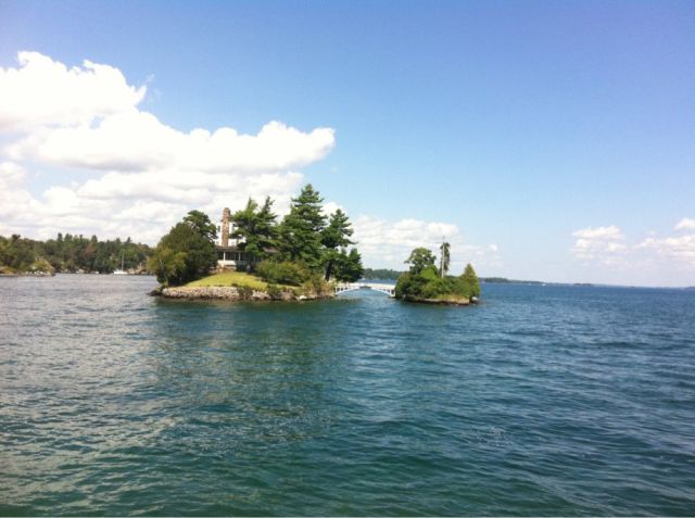 Endroits du globe qui font rêver (Smallest International Bridge In The World, On the Right is Canada and On the Left is USA)