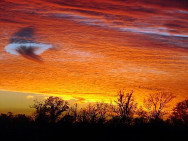 Endroits du globe qui font rêver (Fallstreak holes are a cloud formation that occurs as gaps in mid or high level cloud layers; below them trails of ice crystals dangle. Location unknown)