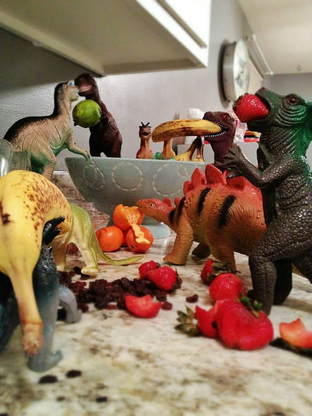 Dinosaures en plastique qui prennent vie (Le lendemain matin, les dinos avaient grimpé sur le comptoir de la cuisine pour attaquer le bol de fruits.)
