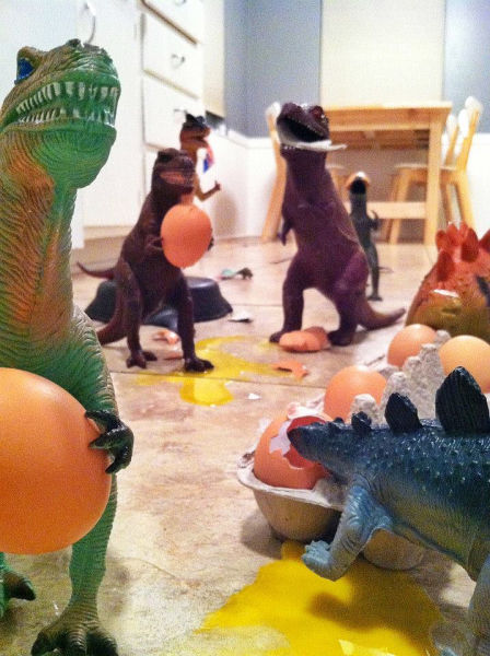 Dinosaures en plastique qui prennent vie (Le jour suivant, ils avaient réussi à ouvrir le réfrigérateur et avaient décidé de s'attaquer à un carton d'oeufs. 'oh oh', nous avons entendu nos filles murmurer: 'Maman et papa ne vont pas aimer ça.')