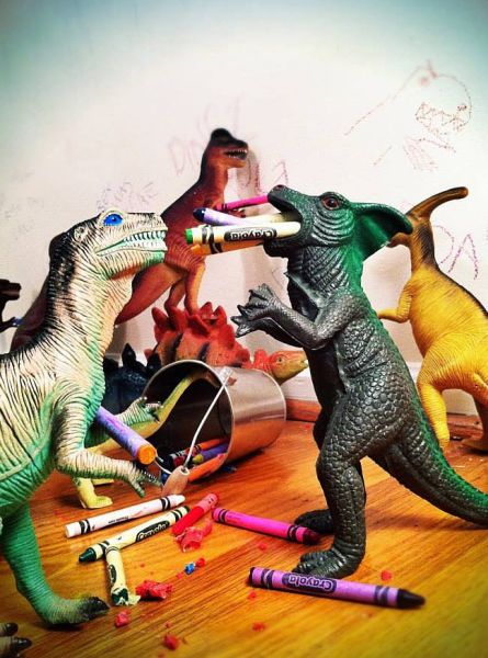 Dinosaures en plastique qui prennent vie (A partir de là, tout a dégénéré. Les dinosaures étaient devenus incontrôlables... Ce sont des bêtes féroces, après tout !)