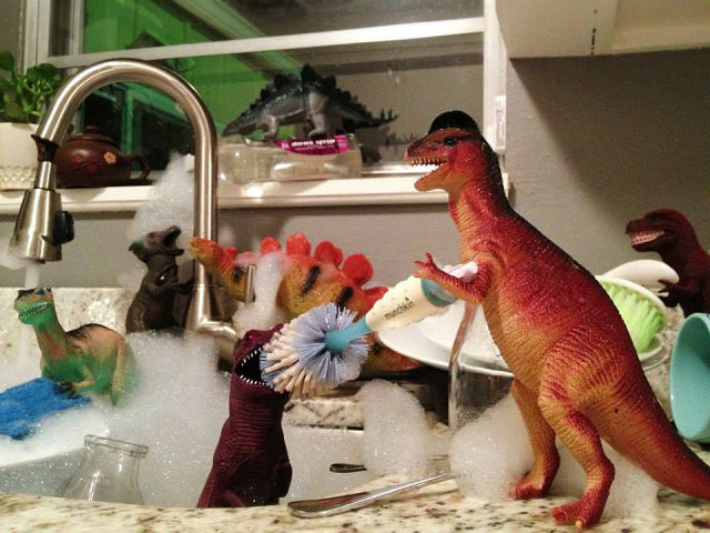 Dinosaures en plastique qui prennent vie (Pour être tout à fait justes, ils nettoient d'eux-mêmes de temps en temps.)