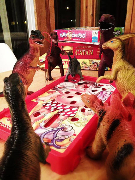 Dinosaures en plastique qui prennent vie (Et parfois, ils font comme tout le monde, ils cherchent juste à passer du bon temps, et jouent à des jeux de société, à peindre, à se prendre en photo.)