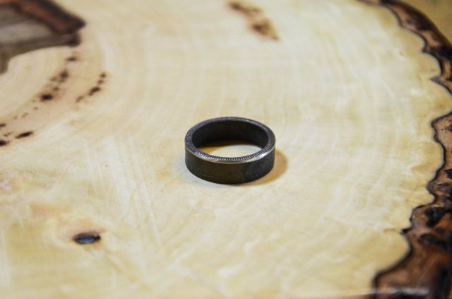 Faire une bague avec une pice de monnaie (Continuer  vous servir du chalumeau et  cogner avec votre marteau pour obtenir la forme d'un anneau parfait.)
