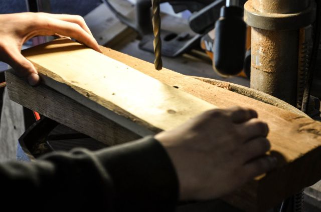 Faire une bague avec une pice de monnaie (Faites un trou dans une planche, poser dessus votre pice correctement centre puis une autre planche pour la coincer. Il vous suffit alors de repercer... Si le trou est dcentr, l'anneau sera plus difficile  faire...)