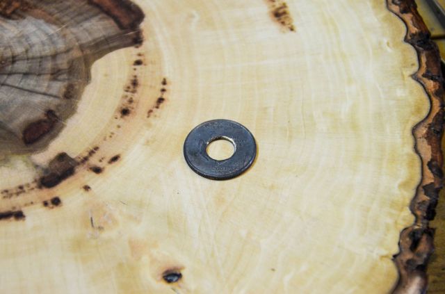 Faire une bague avec une pice de monnaie (Une fois refroidie, voil la pice obtenue.)