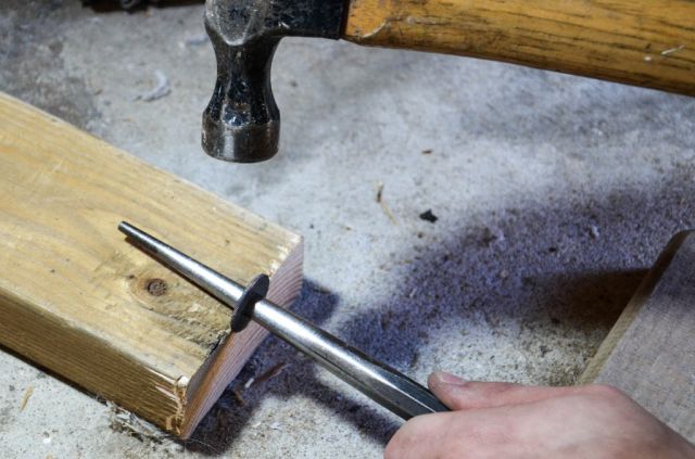 Faire une bague avec une pice de monnaie (Commencez alors  jouer du marteau...)