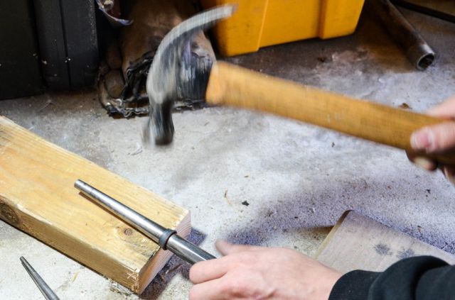 Faire une bague avec une pice de monnaie (C'est clairement le point le plus difficile et le plus fastidieuse  raliser. Il va vous falloir quelques pices d'entranement...)