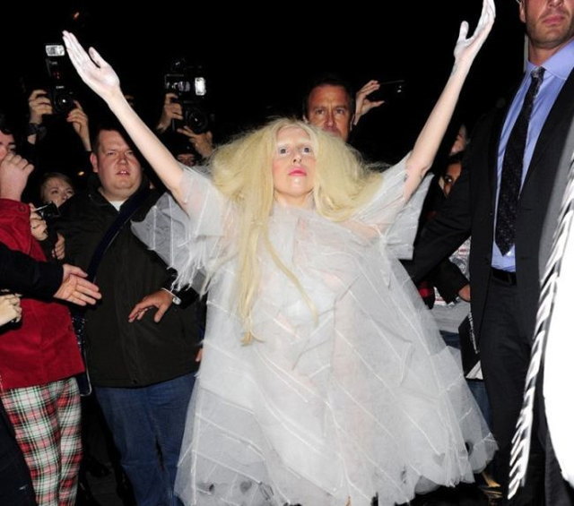 Lady Gaga nue  la suite d'un strip-tease - 1