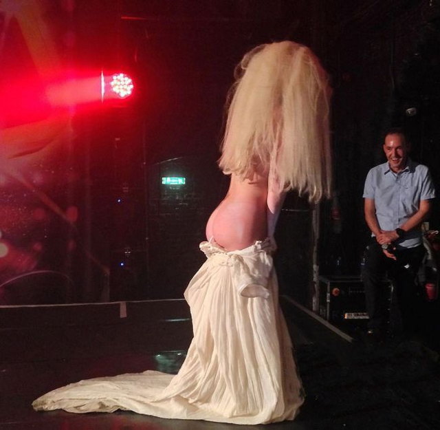 Lady Gaga nue  la suite d'un strip-tease - 11