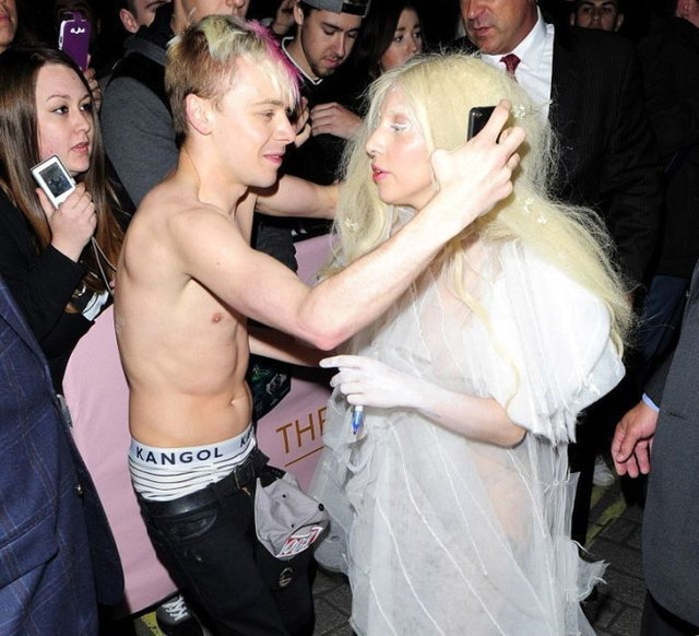 Lady Gaga nue  la suite d'un strip-tease - 3