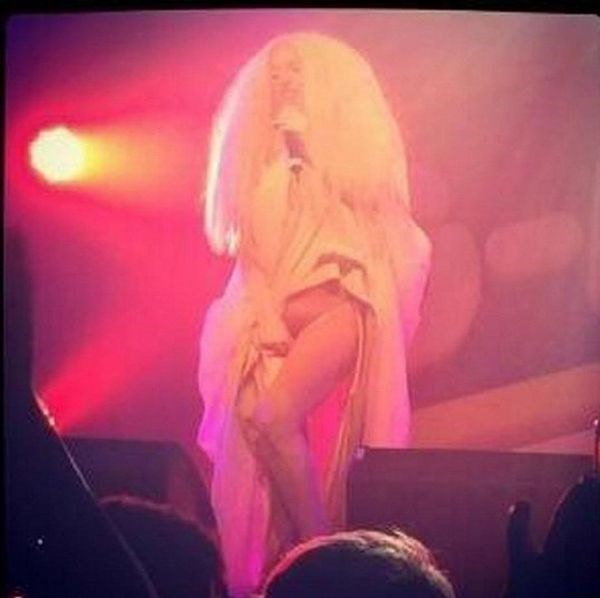 Lady Gaga nue  la suite d'un strip-tease - 7