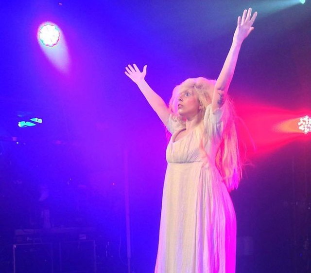 Lady Gaga nue  la suite d'un strip-tease - 9