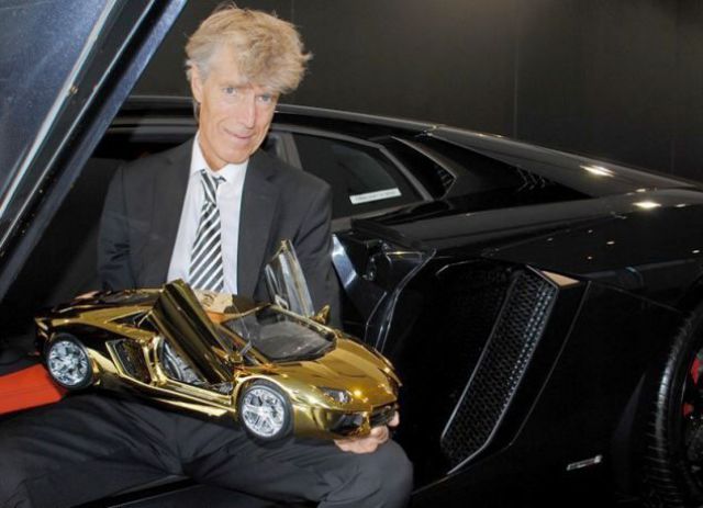 Lamborghini Aventador LP700-4 en or - 13