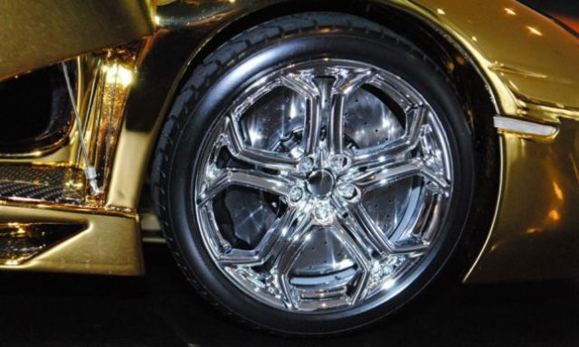 Lamborghini Aventador LP700-4 en or - 9