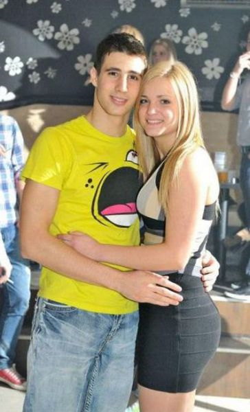 Photobombs: tee shirt contre poitrine - 1