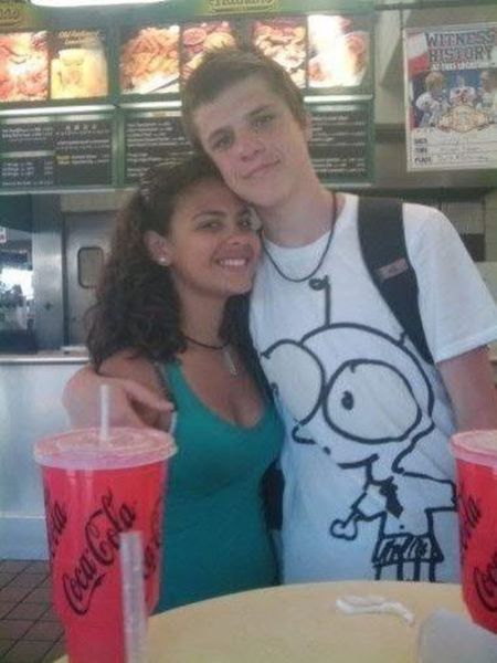 Photobombs: tee shirt contre poitrine - 11