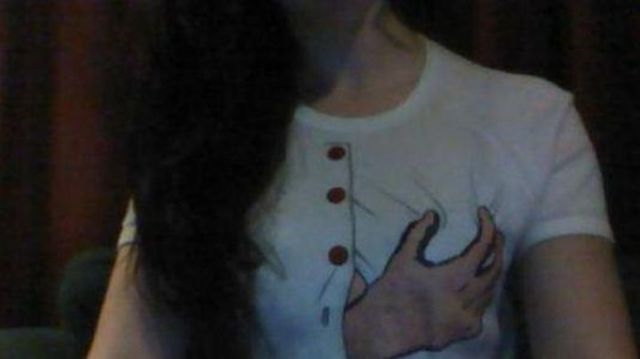 Photobombs: tee shirt contre poitrine - 12