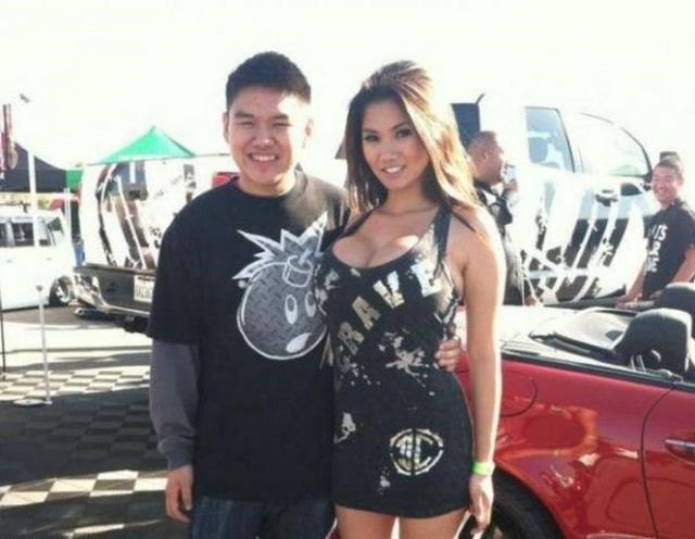 Photobombs: tee shirt contre poitrine - 5