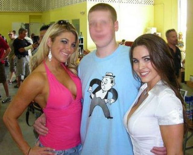 Photobombs: tee shirt contre poitrine - 6