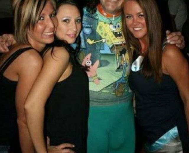 Photobombs: tee shirt contre poitrine - 9